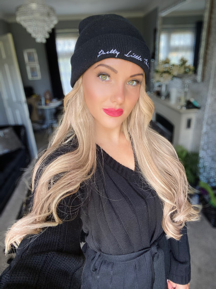 Selfie on blonde Lola Isadora babestation in black outfit and hat