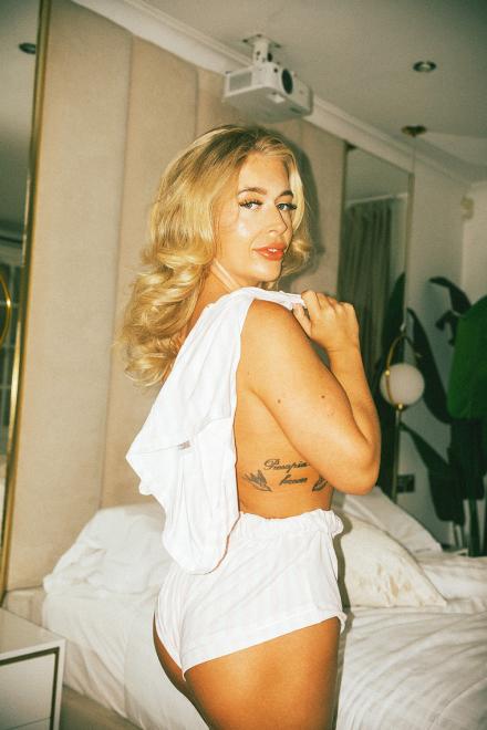 Blonde live adults cams model Darcy May on Babestation