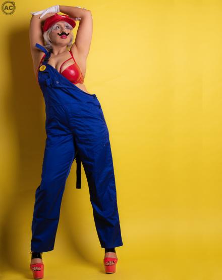 Goddess Alimony dress as Mario on a yellow background