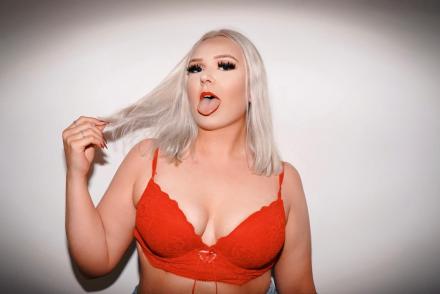 Curvy blonde BBW British live sex cams model Grace Loves