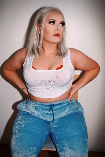 Curvy blonde BBW British live sex cams model Grace Loves