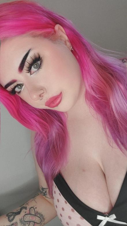 UK cam girl Honey Melody takes a selfie