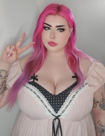 Webcam model Honey Melody takes a selfie