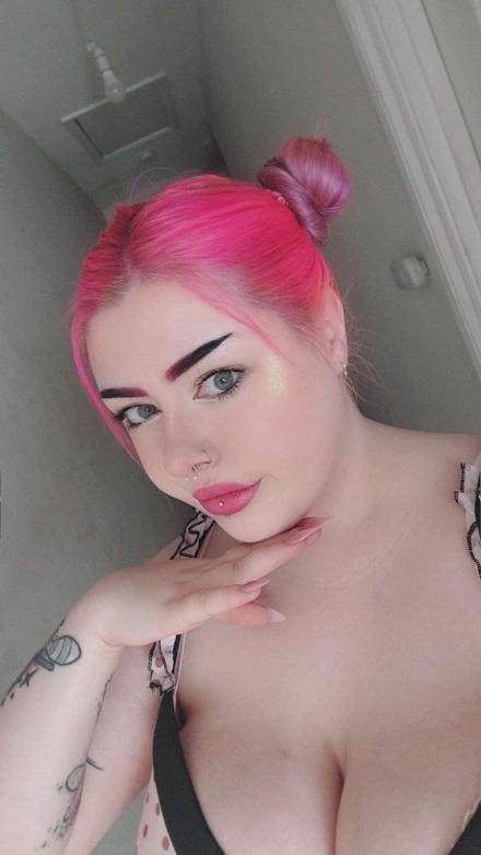 Babestation webcam girl Honey Melody poses for a selfie
