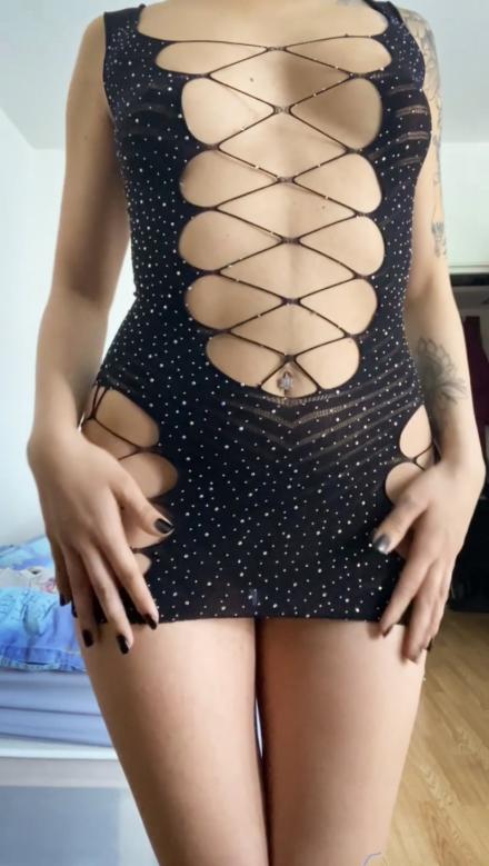 Picture of adult cams model Lorena from the chest down wearing a stringy black dress
