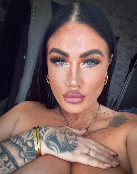 Live cam model Riverleigh on Babestation TV
