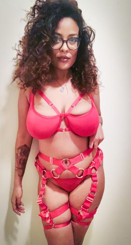 Big tits model Sable Noir on Babestation TV
