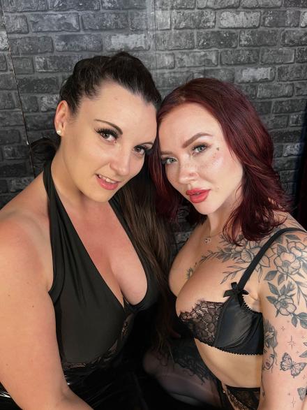 Eva Ray and Ivy Rain posing for a portrait pic