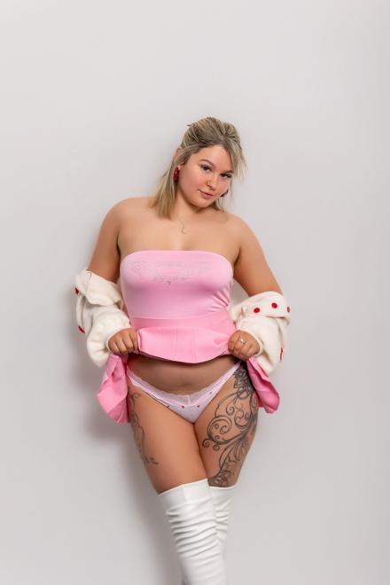 Blonde live sex cams model Delilah Jynx shoots at Babestation TV for Valentine's Day