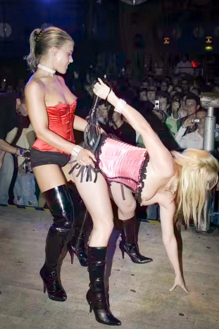 Alicia Rhodes bend sover in front of Tammy Oldham on stage