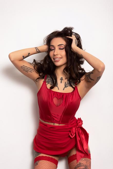 Live cams model with natural big tits Zeena Valvona poses for Valentine's Day at Babestation TV